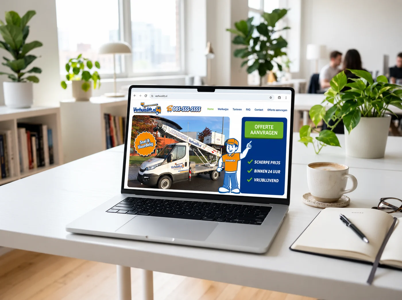 Laptop op een wit bureau met een professionele bedrijfswebsite op het scherm